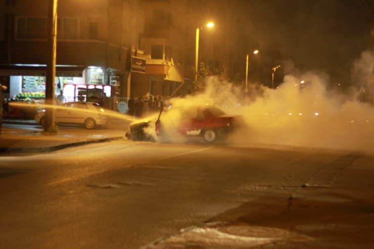 Seyir Halindeki Otomobil Alev Alev Yandı