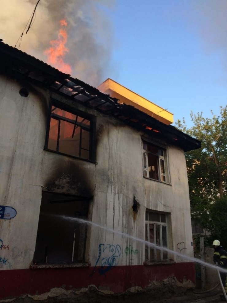 2 Katlı Metruk Bina Alevlere Teslim Oldu