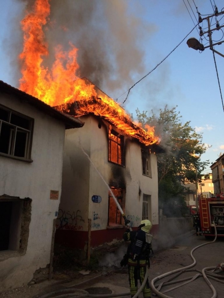 2 Katlı Metruk Bina Alevlere Teslim Oldu