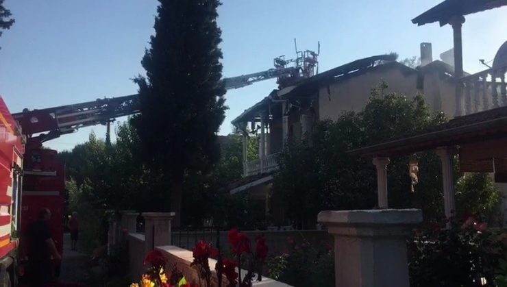 İzmir’de Villanın Çatısı Yandı