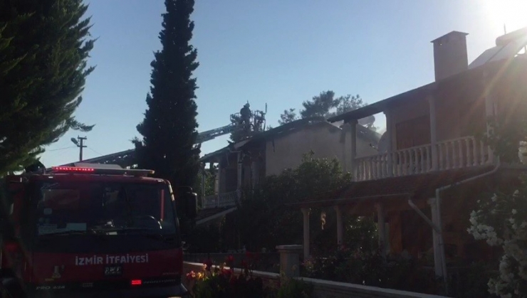 İzmir’de Villanın Çatısı Yandı
