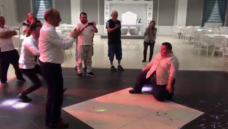 Başkan Kılıç Down Sendromlu Gençle Hem Horon Hemde Zeybek Oynadı