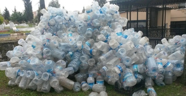 Güneş Altında Beklemiş Damacana Ve Pet Şişeden Su İçmeyin