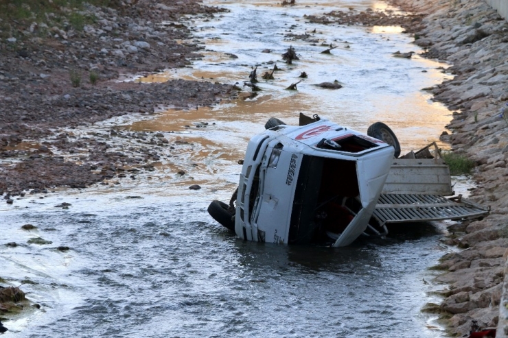 Hekimhan’da Kamyonet Dereye Uçtu: 2 Yaralı