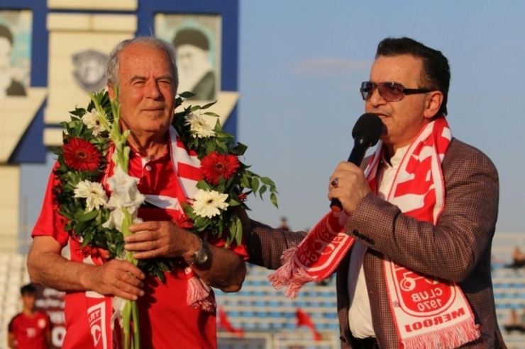 Mustafa Denizli’ye Traktör Sazi İle İlk Antrenmanında Sevgi Seli