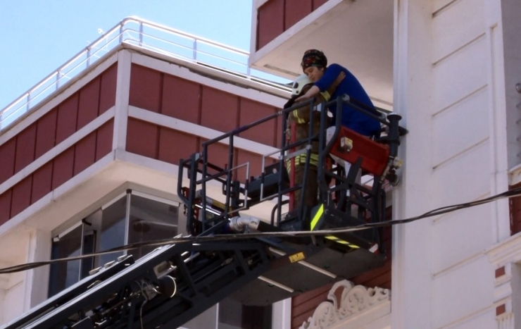 Yanan Evde Mahsur Kalan 2’si Bebek 4 Kişi Kurtarıldı