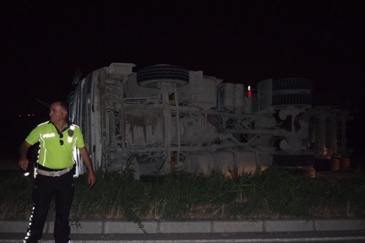 İzmir’de Çakıl Yüklü Tır Devrildi: 1 Yaralı