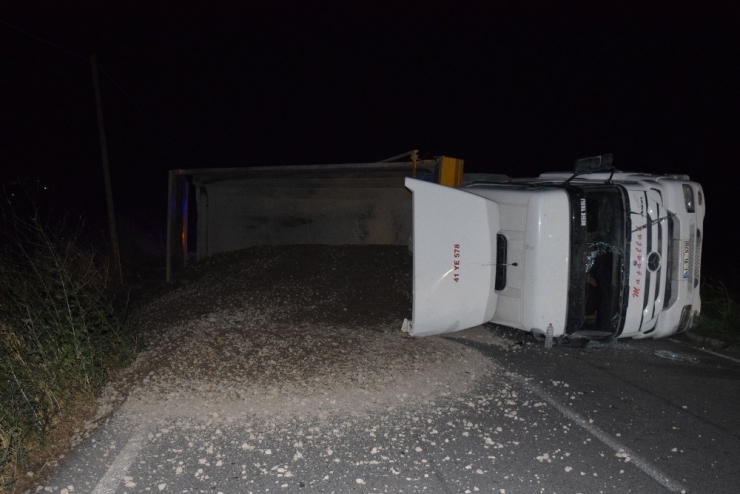 İzmir’de Çakıl Yüklü Tır Devrildi: 1 Yaralı