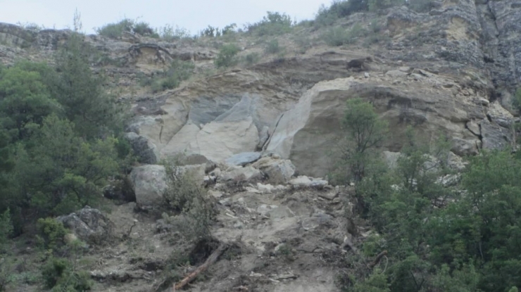 Karaman’da Dev Kaya Parçası Köy Yoluna Düştü
