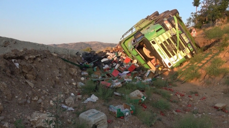 Kırıkkale’de Sebze Yüklü Kamyon Devrildi: 1 Yaralı