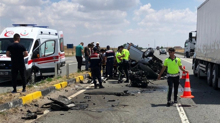 Tırın Çarptığı Otomobilin Motoru Yola Fırladı: 1 Ağır Yaralı