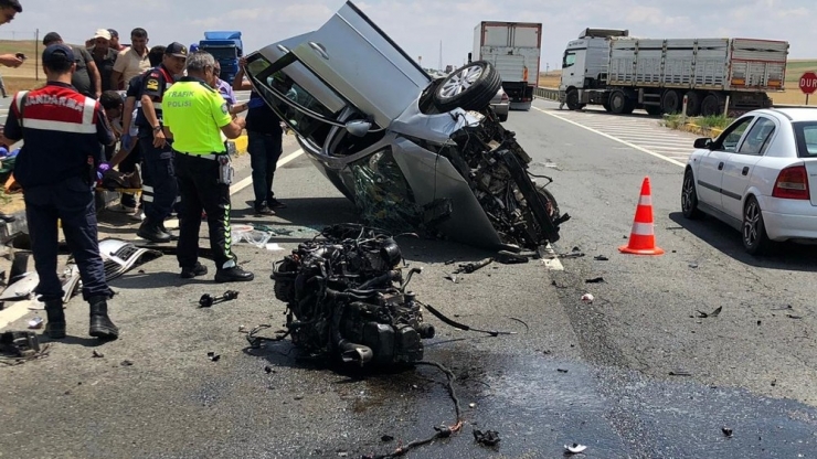 Tırın Çarptığı Otomobilin Motoru Yola Fırladı: 1 Ağır Yaralı