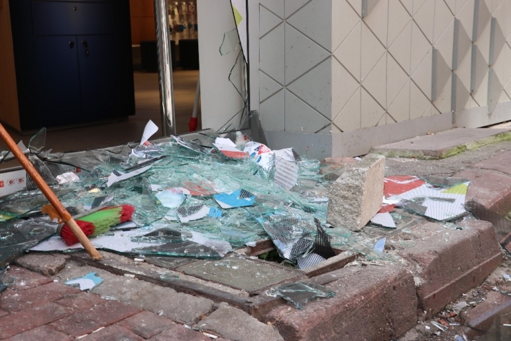 Kaldırım Taşı İle Camı Kırıp 1 Dakikada 80 Bin Tl’lik Telefon Ve Tablet Çaldılar