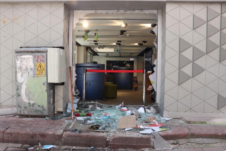 Kaldırım Taşı İle Camı Kırıp 1 Dakikada 80 Bin Tl’lik Telefon Ve Tablet Çaldılar