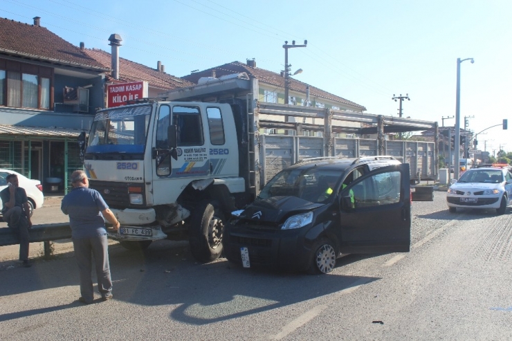 Kavşakta Kamyon İle Hafif Ticari Araç Çarpıştı: 2 Yaralı