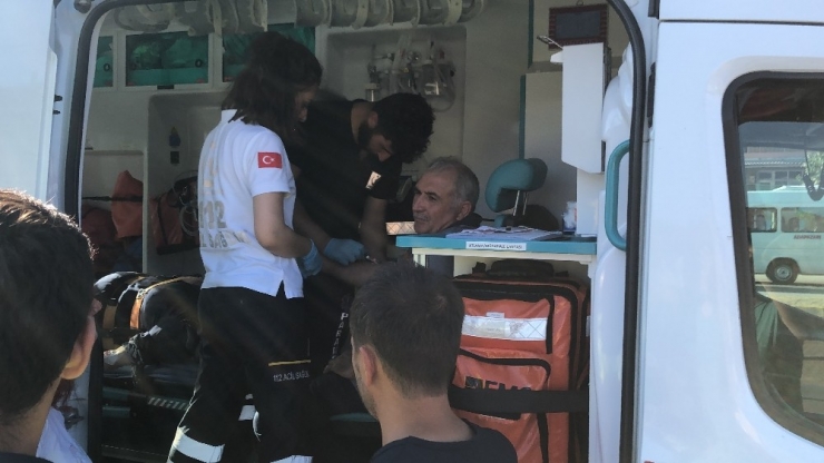 Kavşakta Kamyon İle Hafif Ticari Araç Çarpıştı: 2 Yaralı