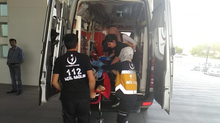 Genç Öğretmeni Öldürdü, Annesini Ve Kardeşini Ağır Yaraladı