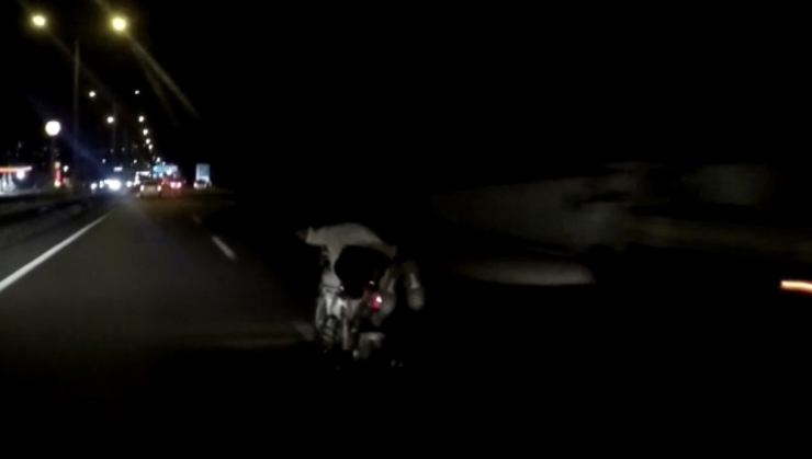 Motosikletin Üzerine Yatan Sürücünün Tehlikeli Yolculuğu
