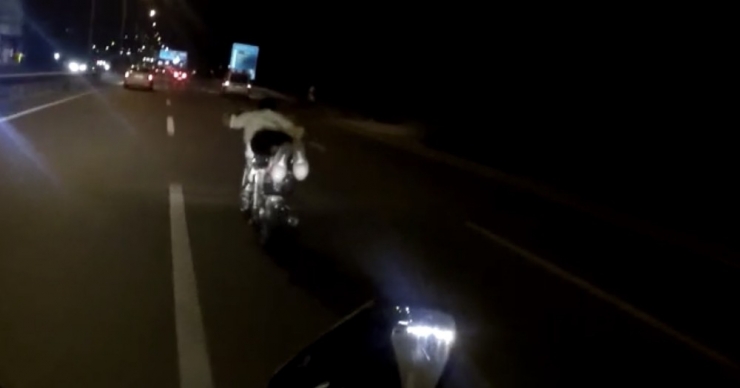 Motosikletin Üzerine Yatan Sürücünün Tehlikeli Yolculuğu