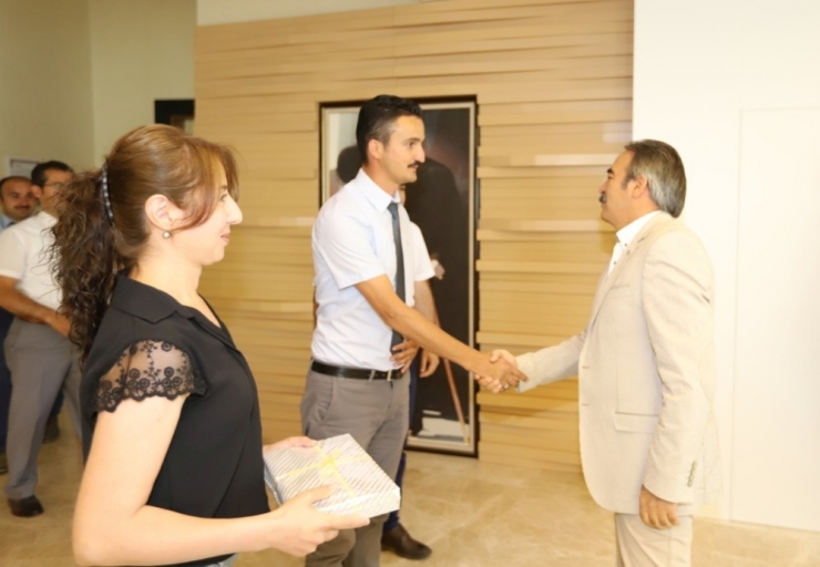 Rektör Bağlı Görevde Yükselen İdari Personelleri Tebrik Etti