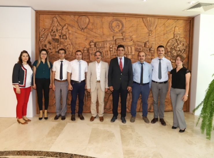 Rektör Bağlı Görevde Yükselen İdari Personelleri Tebrik Etti