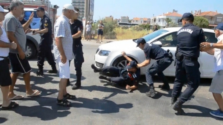 Şemsiye Eylemcileri Yolu Trafiğe Kapattı, Çıkan Arbedede Bir Uzman Çavuş Yaralandı