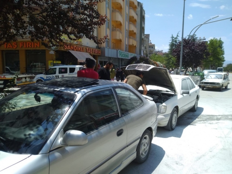 Park Halinde Ki Araç Alev Aldı