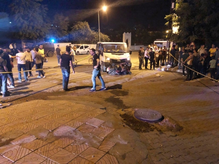 Minibüs İle Motosiklet Çarpıştı: 2 Yaralı