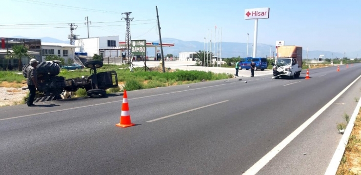 Söke’de Traktör Kamyonetle Çarpıştı: 2 Yaralı
