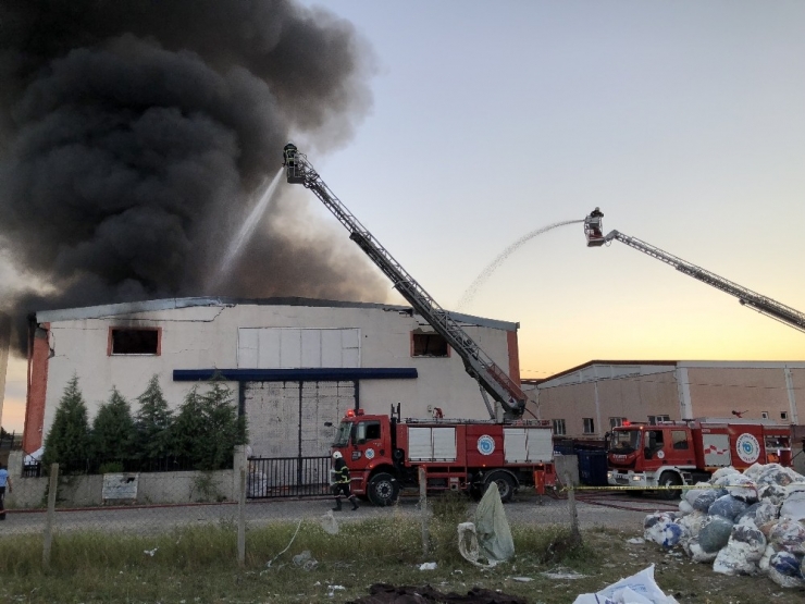 Geri Dönüşüm Deposunda Yangın