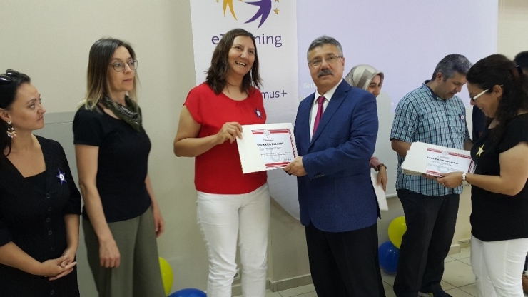 "Tepebaşı Etwinning Buluşması" Projelerinde Emeği Geçen Öğretmenler Ödüllendirildi