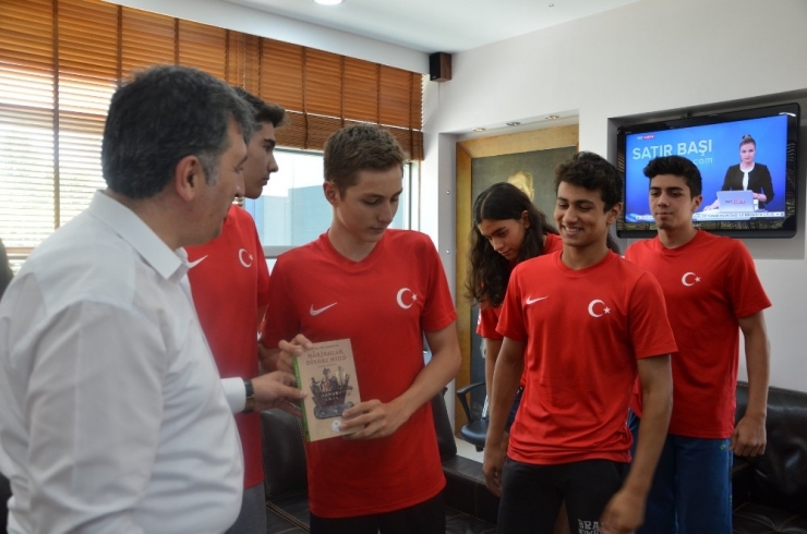 Şampiyon Yüzücülerden Eskici’ye Ziyaret