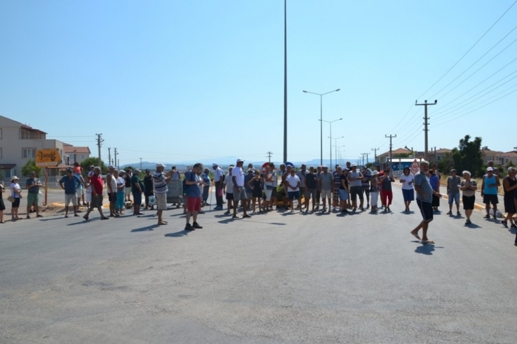 Şemsiye Eylemcileri Yolu Trafiğe Kapattı, Çıkan Arbedede Bir Uzman Çavuş Yaralandı