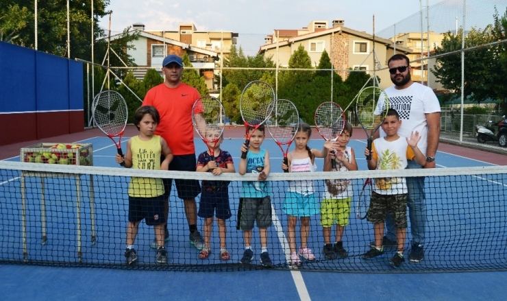 Yunusemre’de Yaz Tenis Kursu Başladı