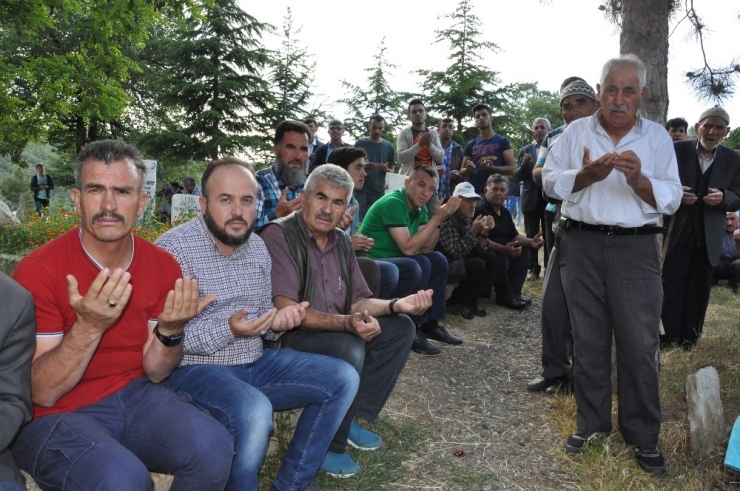 Asırlık’ Mezarlık Geleneği’ Devam Ediyor