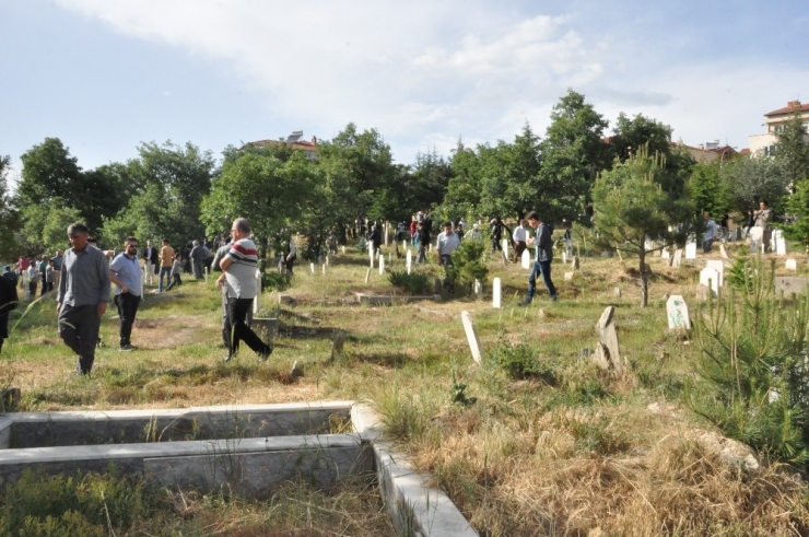 Asırlık’ Mezarlık Geleneği’ Devam Ediyor