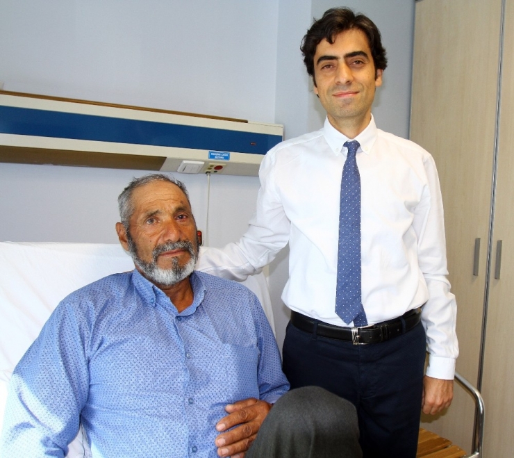 Göz İçi Basıncını Dikişsiz Ameliyatla Düşürüp Yaşlı Şahsın Yeniden Görmesini Sağladılar