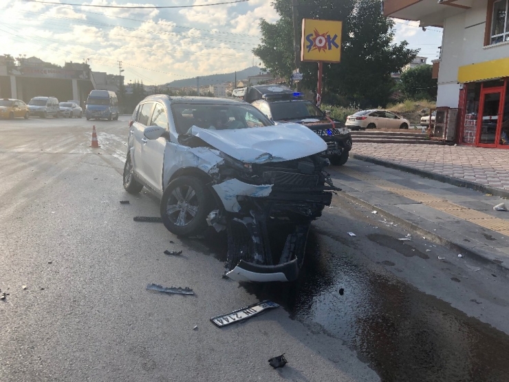 Başkent’te Dolmuş Otomobile Çarptı: 7 Yaralı