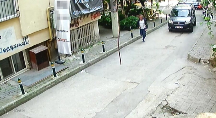 Araçtan Cep Telefonu Çalan Hırsız Önce Güvenlik Kamerasına, Sonra Polislere Yakalandı