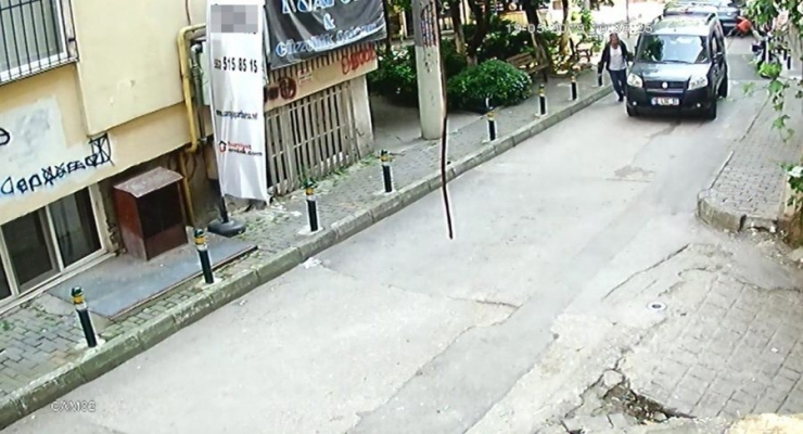 Araçtan Cep Telefonu Çalan Hırsız Önce Güvenlik Kamerasına, Sonra Polislere Yakalandı