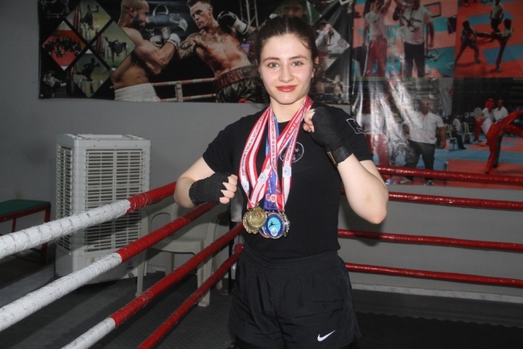 Elif, Kick Boks’ta Milli Takım’a Yükselmek İstiyor