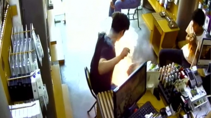 Cep Telefonu Bataryası Bomba Gibi Patladı