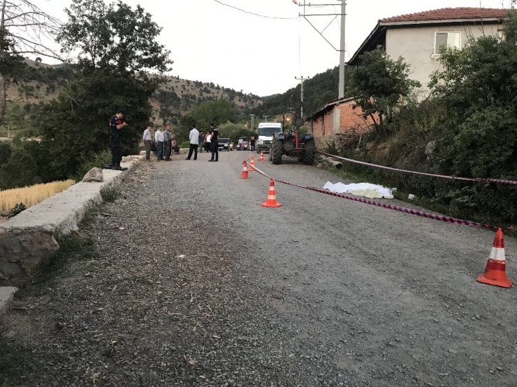 Komşusunun Traktörüne Bindi, Düşerek Hayatını Kaybetti