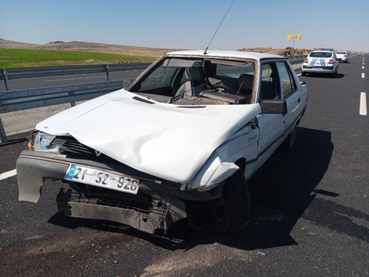 Lastiği Patlayan Araç Refüje Çarptı: 4’ü Çocuk 7 Yaralı