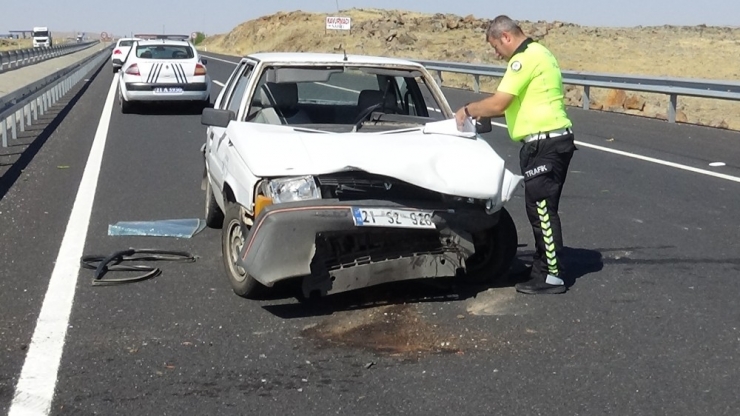 Lastiği Patlayan Araç Refüje Çarptı: 4’ü Çocuk 7 Yaralı