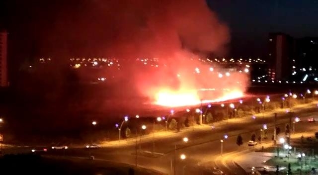 Diyarbakır’da Anız Yangını Gecenin Karanlığını Aydınlattı
