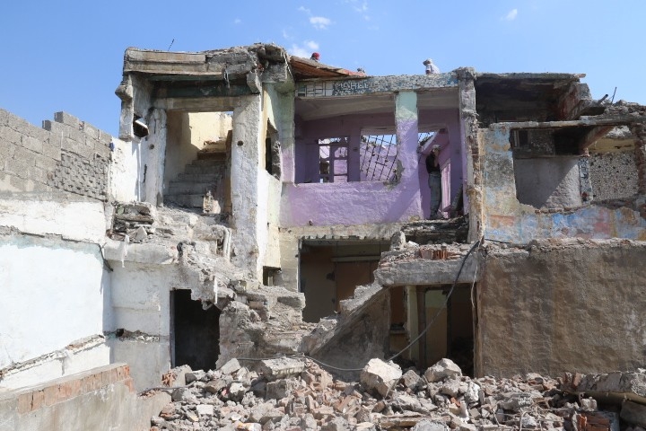 Bağlar Belediyesi Metruk Yapıları Yıkmaya Başladı