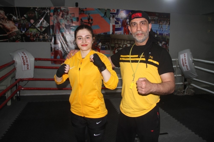 Elif, Kick Boks’ta Milli Takım’a Yükselmek İstiyor