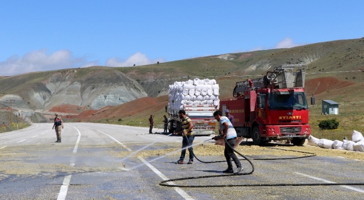 Egzozdan Çıkan Kıvılcım Tır Üzerinde Yüklü Samanları Yaktı