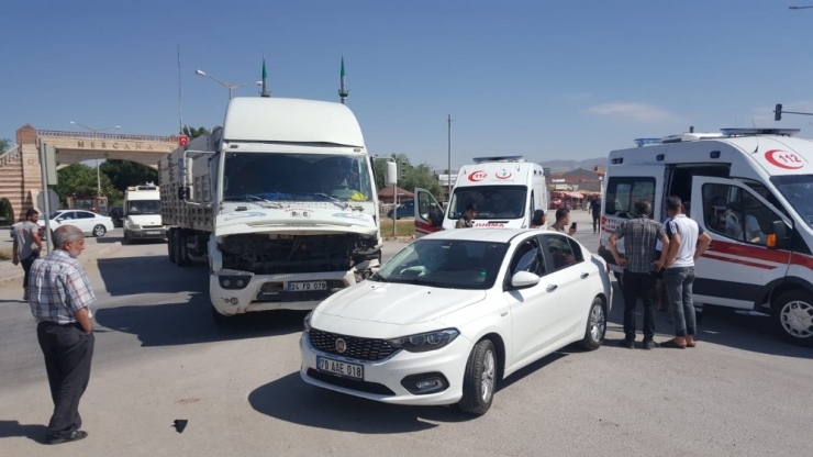 Erzincan’da Trafik Kazası: 6 Yaralı
